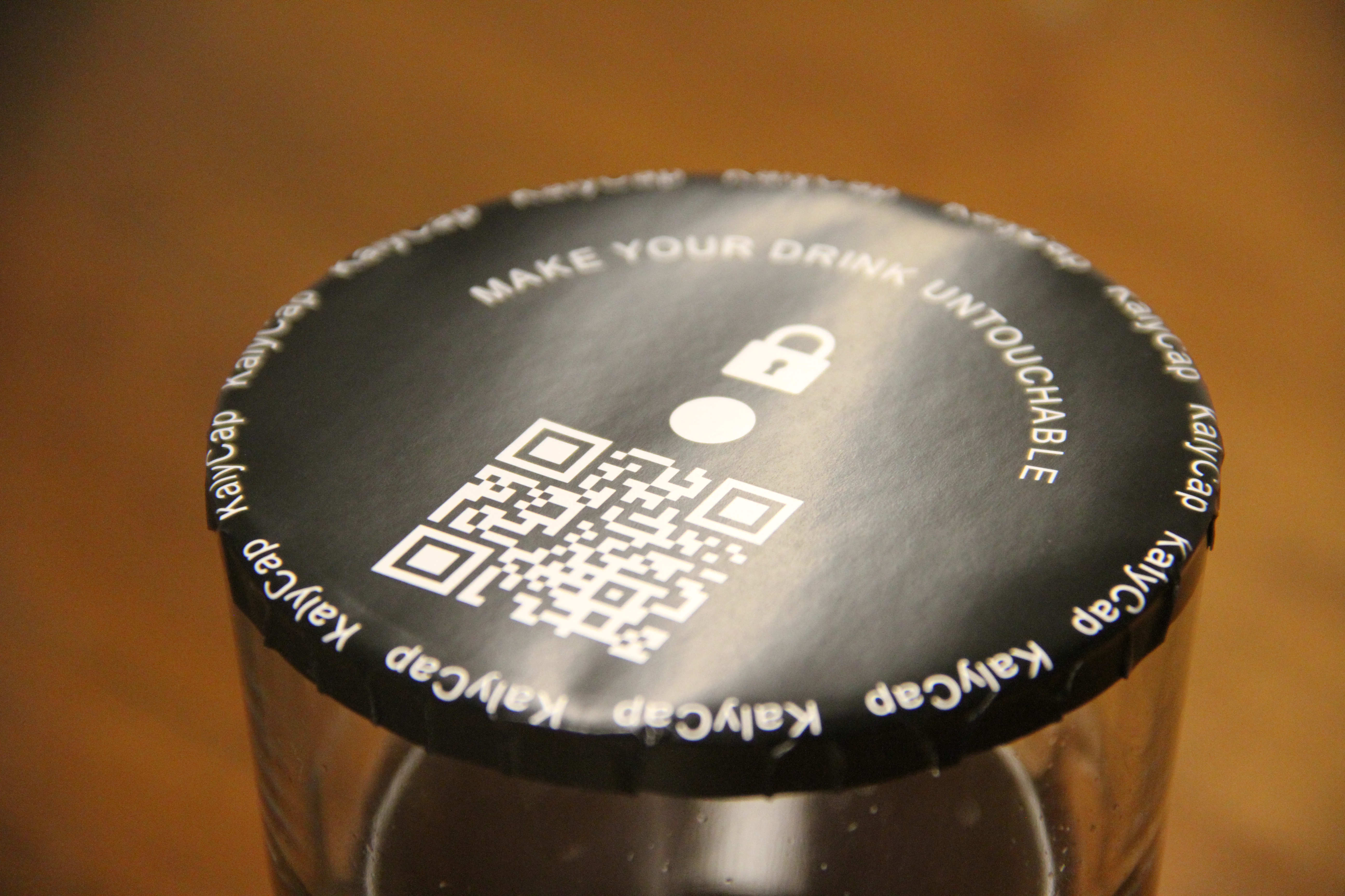 KalyCap Getränkeschutz auf einem Event